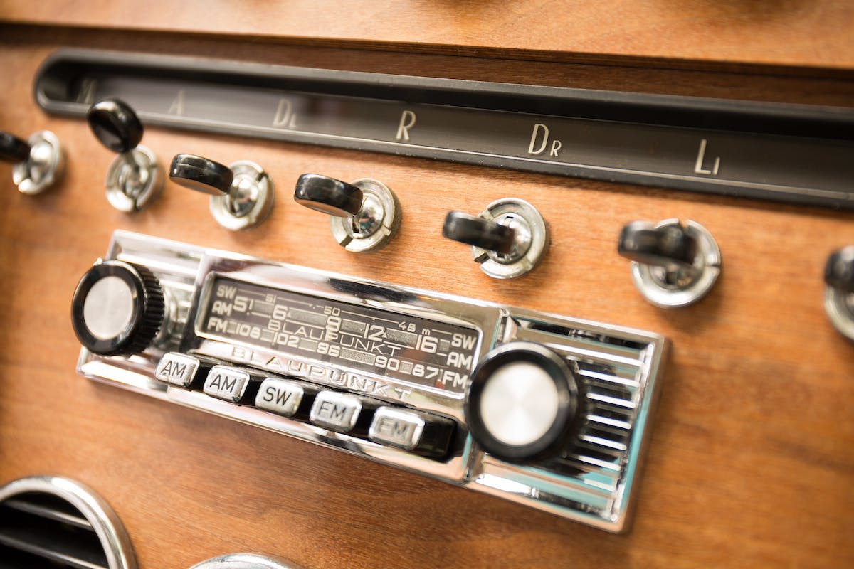 1969-Ferrari-365-2-2 wood panel dash radio