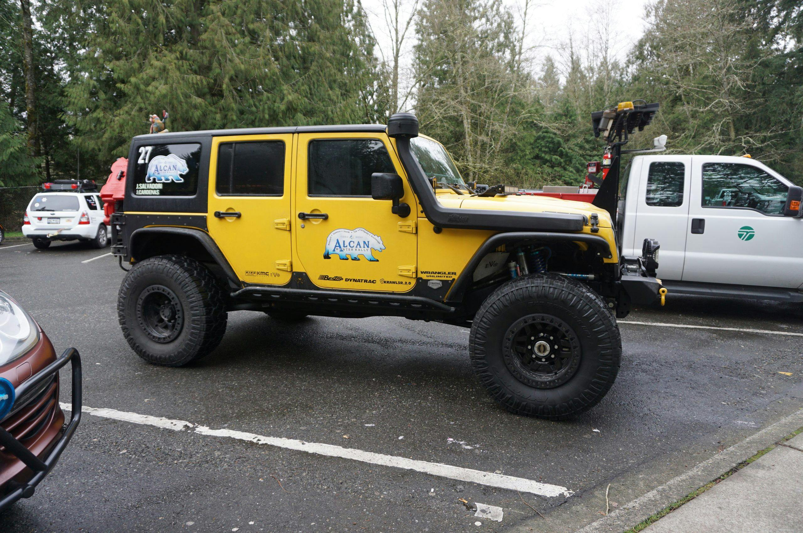 jeep in parking lot for alcan 5000 rally