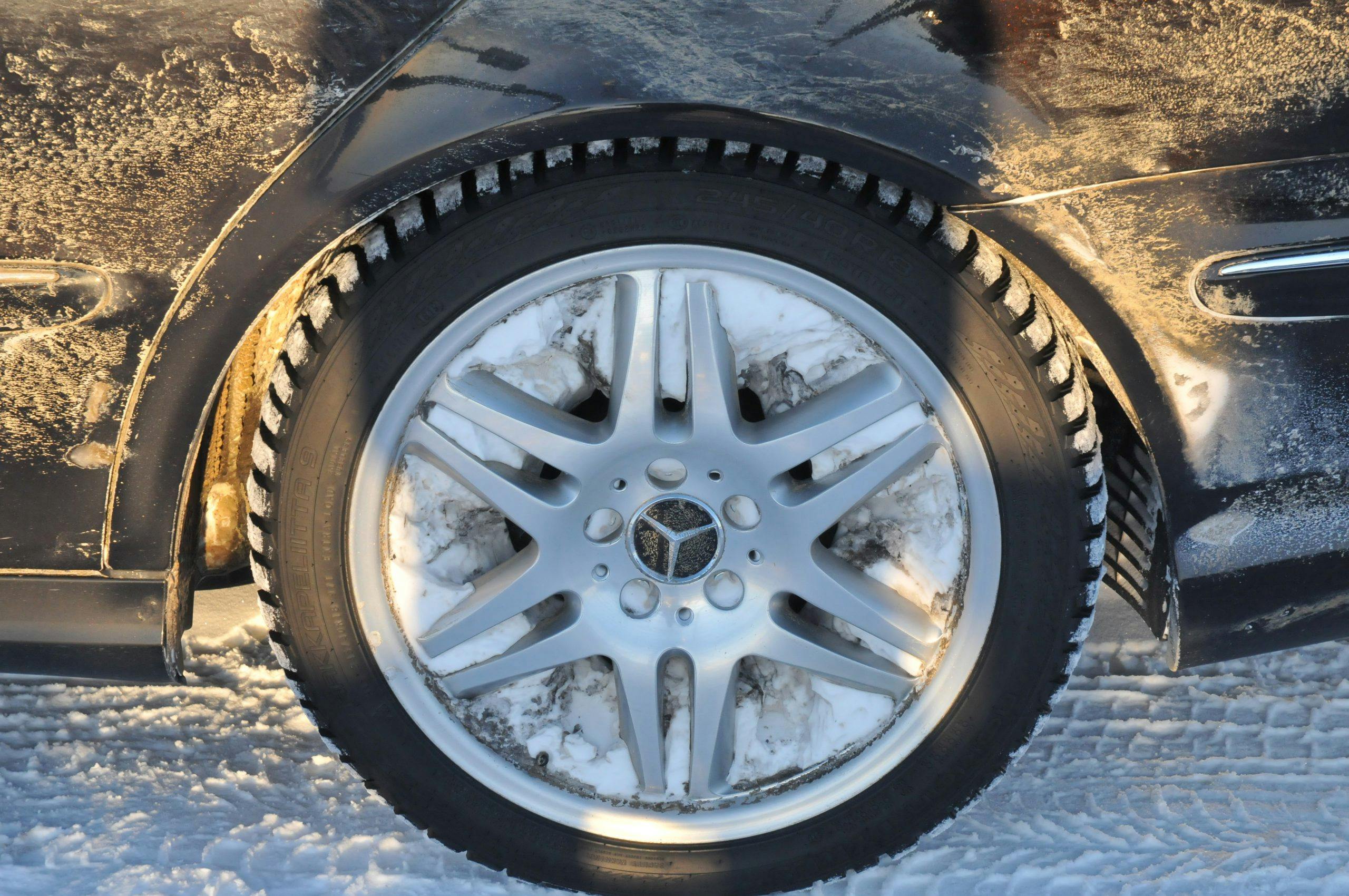 mercedes wheel closeup at alcan 5000