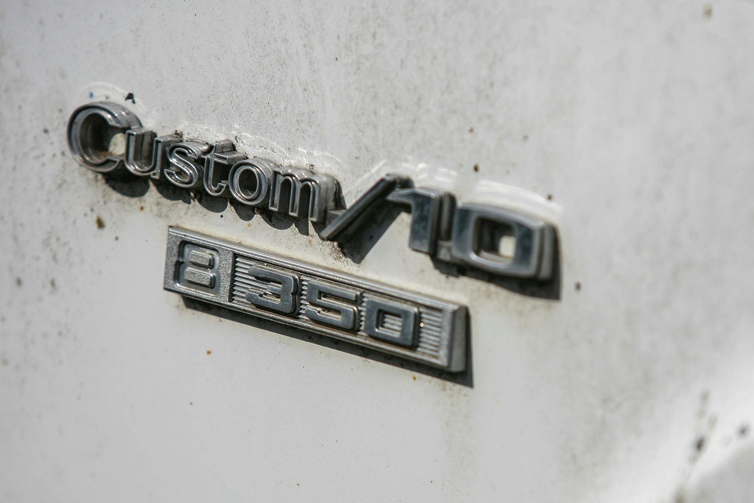 Chevrolet C10 emblem 350 V-8