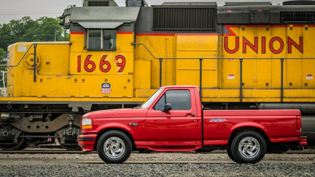 La primera muscle truck de Ford, la SVT Lightning, sigue siendo un clásico asequible lightning 1993 La primera muscle truck de Ford, la SVT Lightning, sigue siendo un clásico asequible