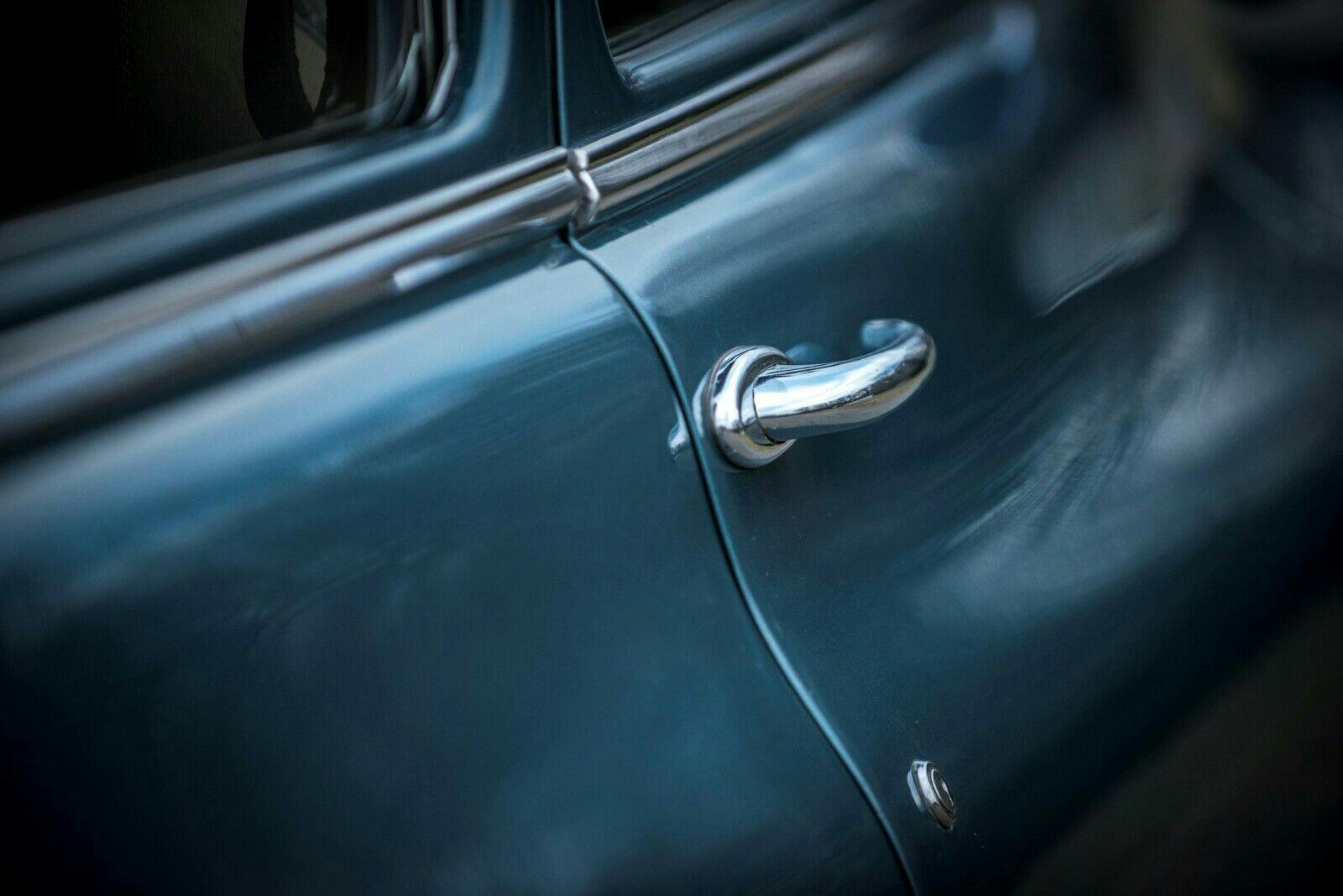 1949 Packard Deluxe Club Sedan - Close-up door handle