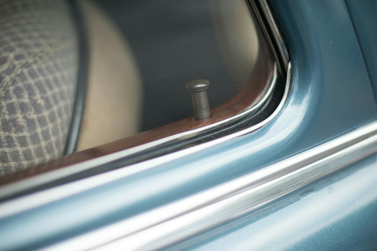 1949 Packard Deluxe Club Sedan - Close-up door lock button