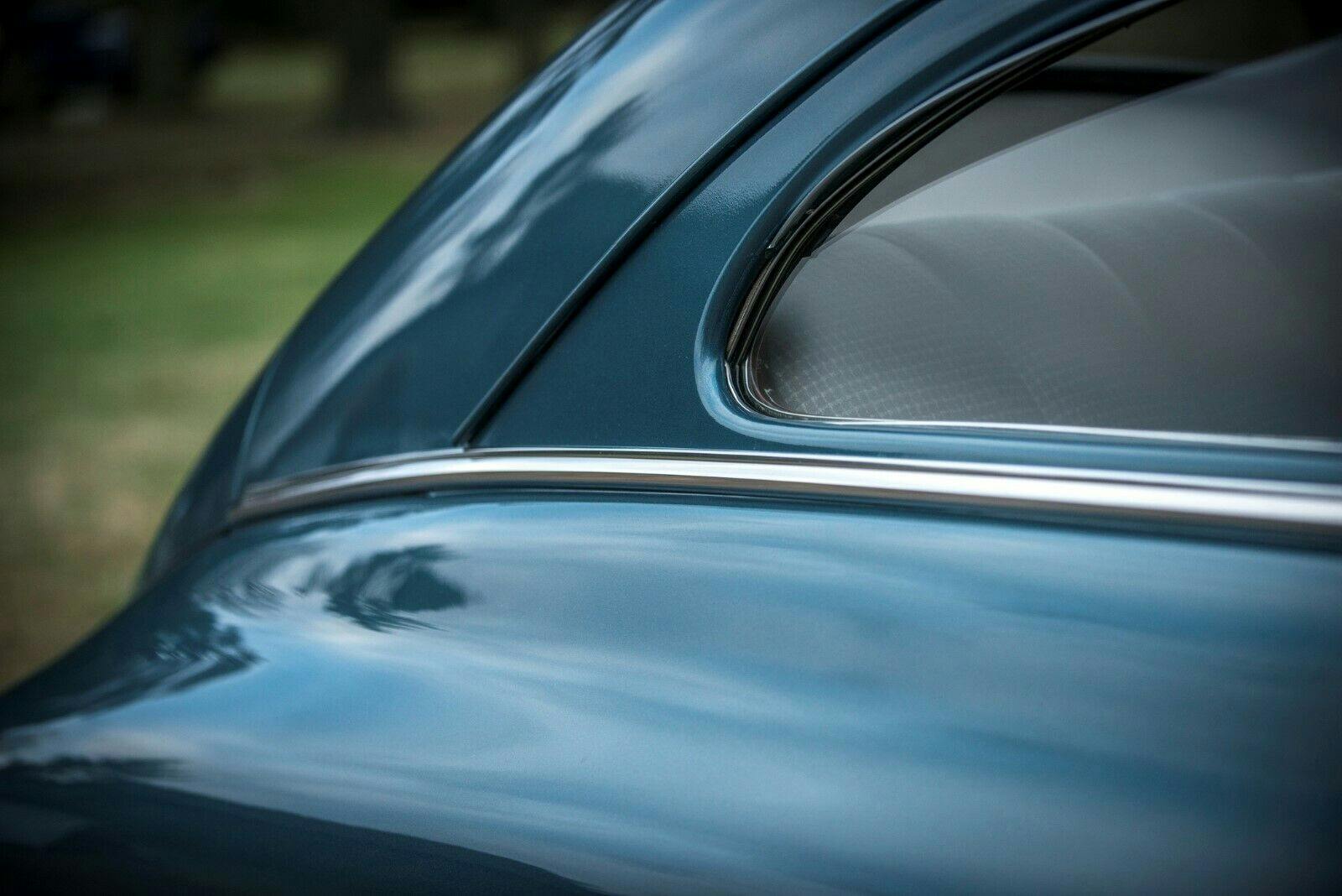 1949 Packard Deluxe Club Sedan - Close-up rear passenger window