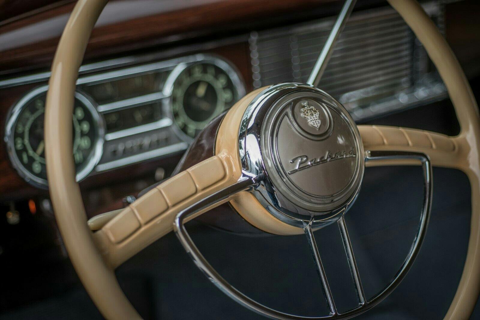 1949 Packard Deluxe Club Sedan - Close-up steering wheel
