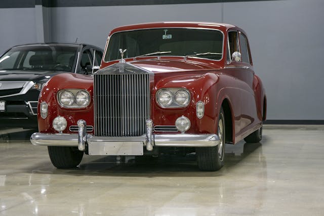 RM 1964 Rolls-Royce Phantom Limo Front Three-Quarter