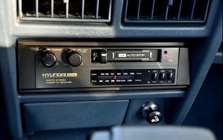 Brossard - 1986 Hyundai Pony - Closeup radio