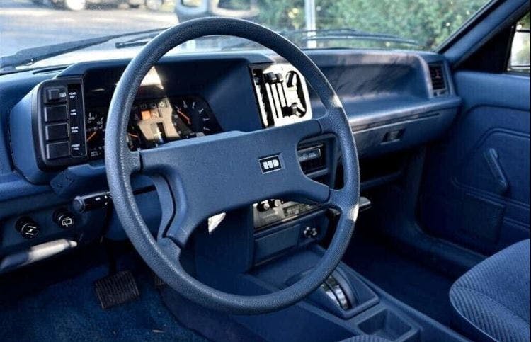 Brossard - 1986 Hyundai Pony - Closeup steering wheel