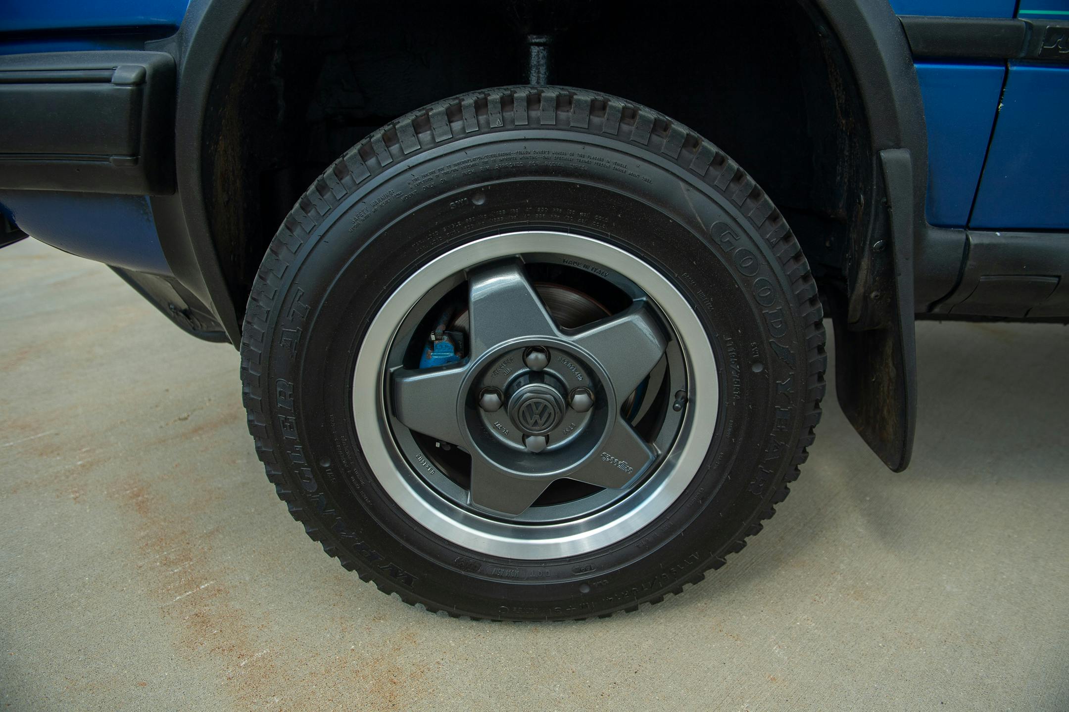 Volkswagen Golf Country wheel and tire