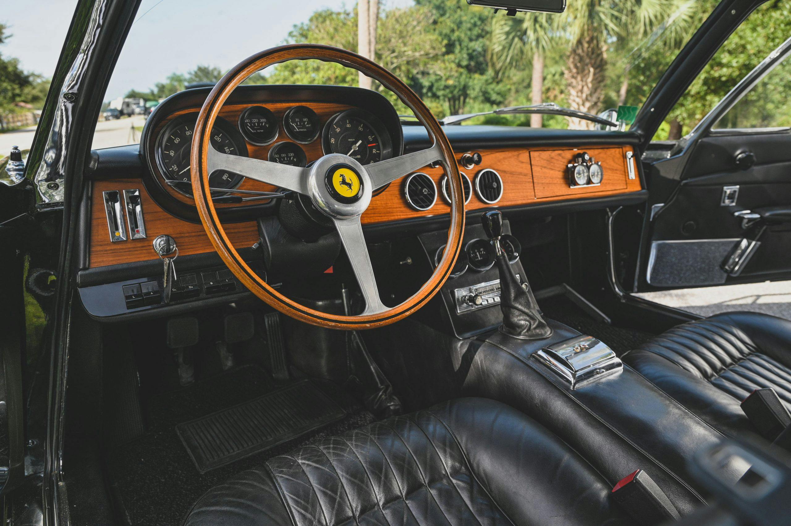 Ferrari 500 Superfast front interior