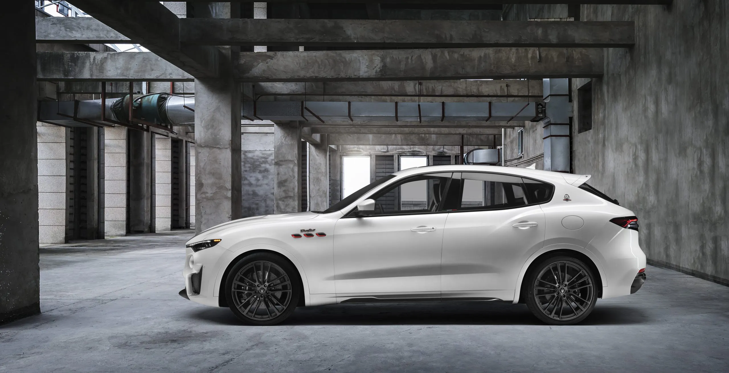 white trofeo levante profile