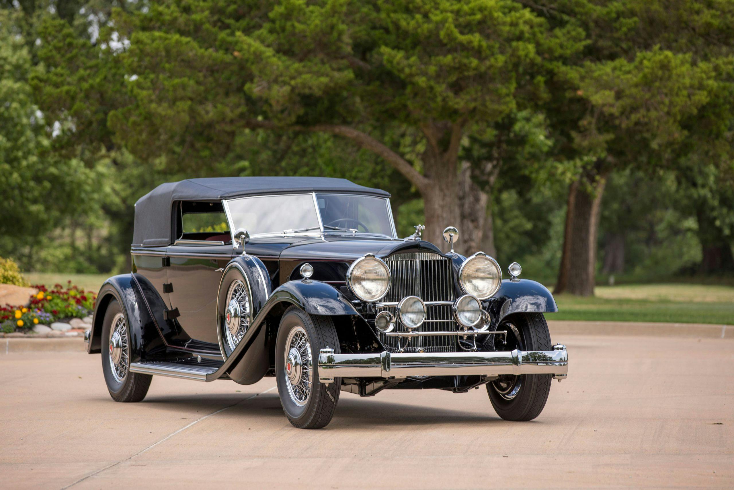 1932-Packard-Deluxe-Eight-Individual-Convertible-Victoria-by-Dietrich front three-quarter