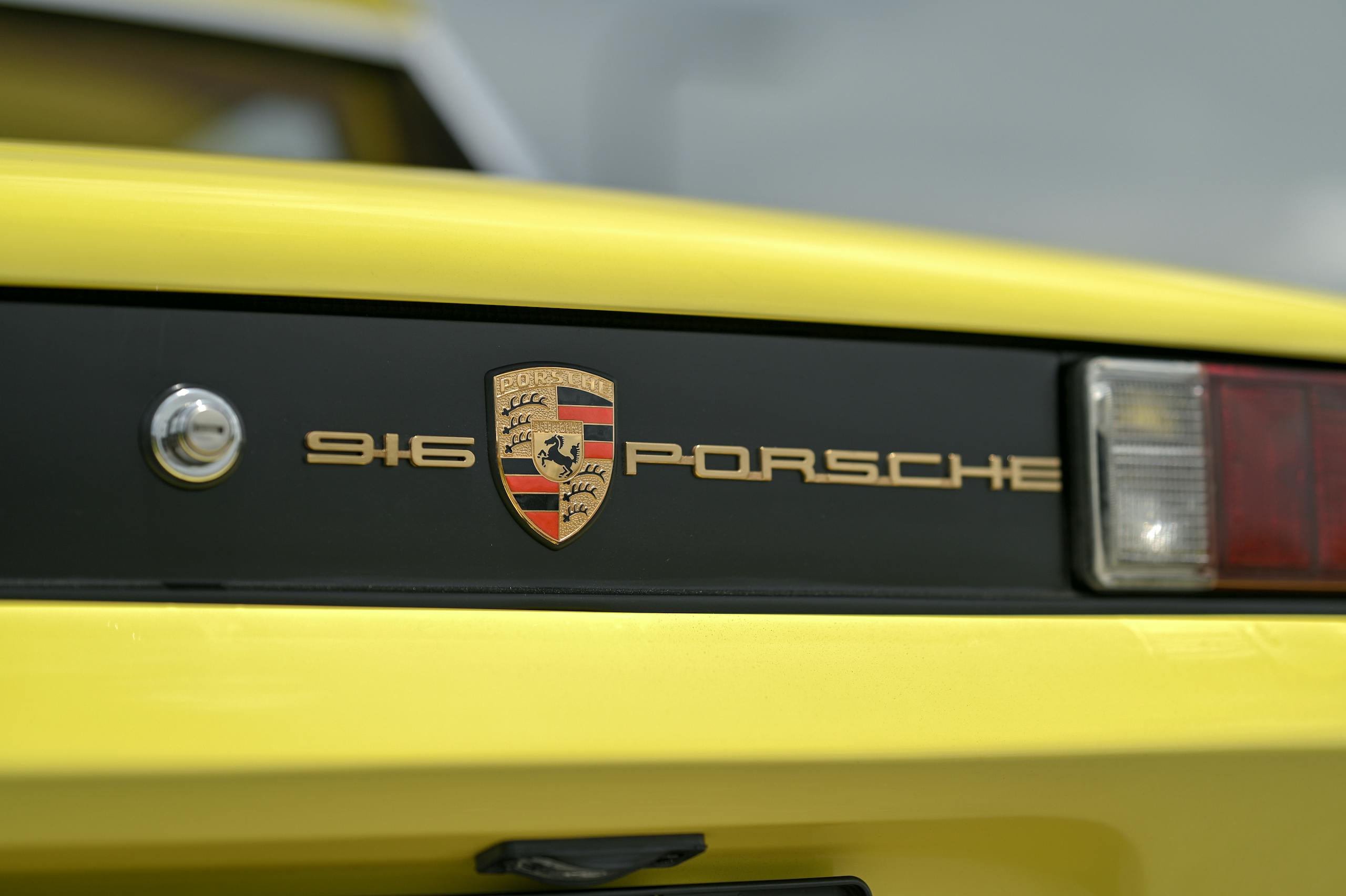 1972 Porsche 916 emblem