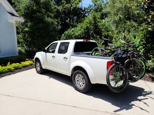 2019 Nissan Frontier Crew Cab 2WD SV rear three-quarter with bikes