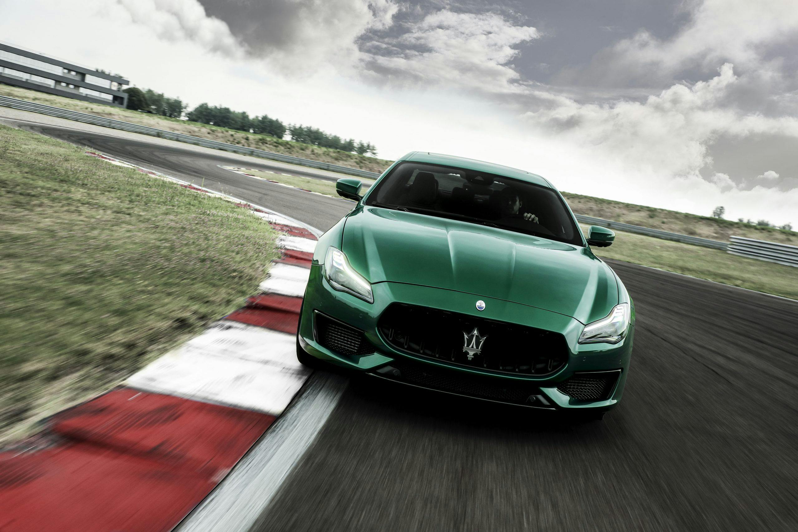 green quattroporte front track action
