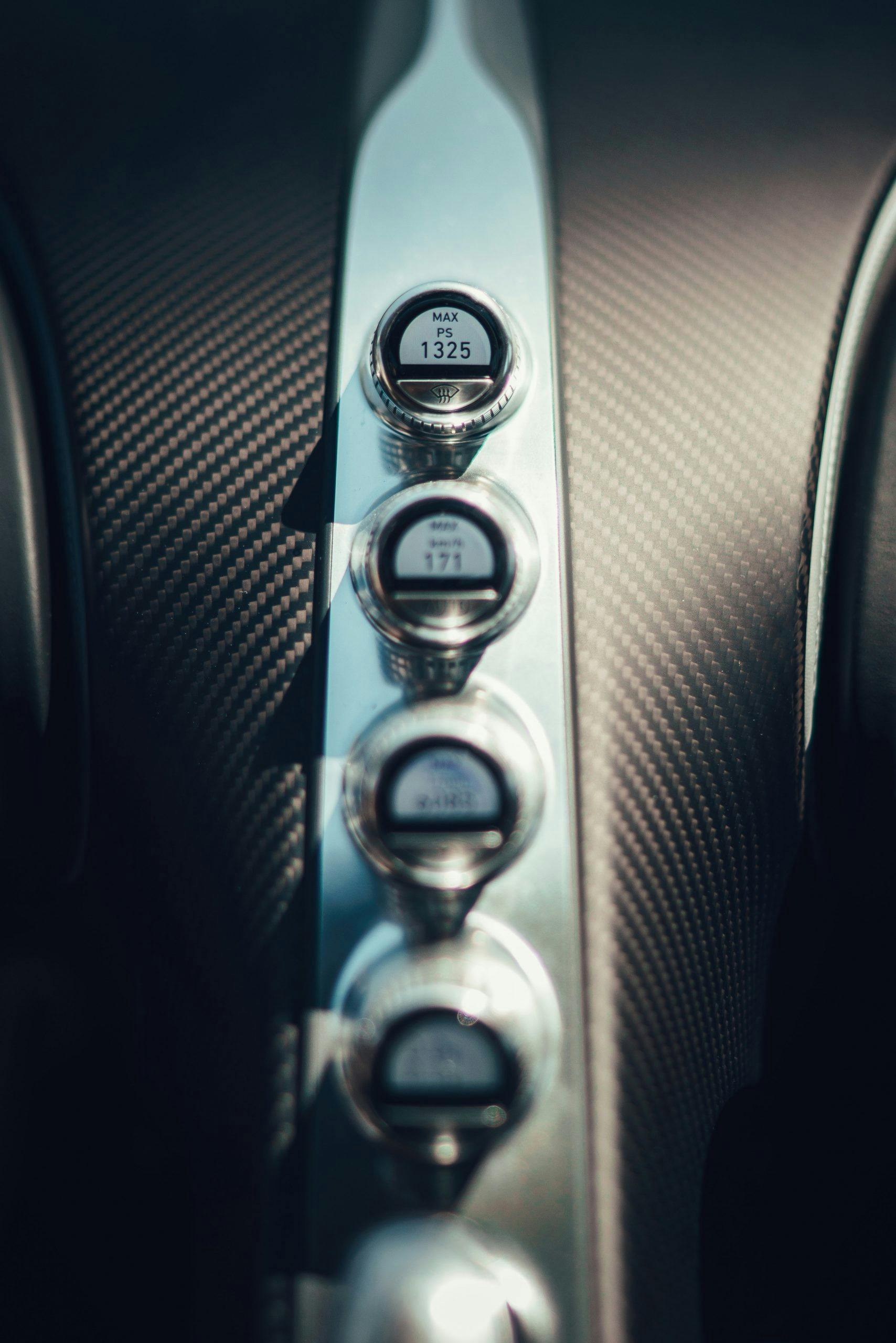 Bugatti Divo instrument read out cabin carbon fiber