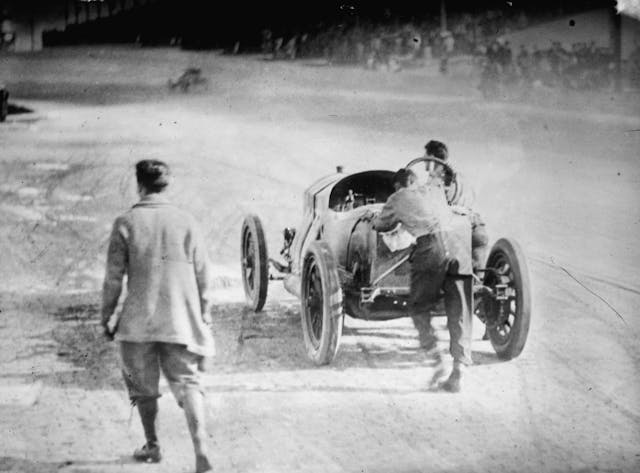 ralph de palm and mechanic pushing his racecar during indy 500