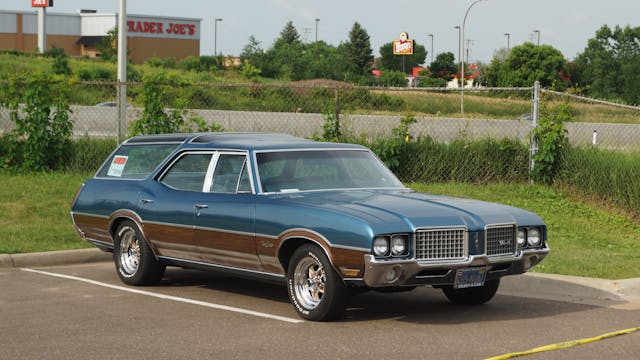 1972 Oldsmobile Vista Cruiser front three-quarter