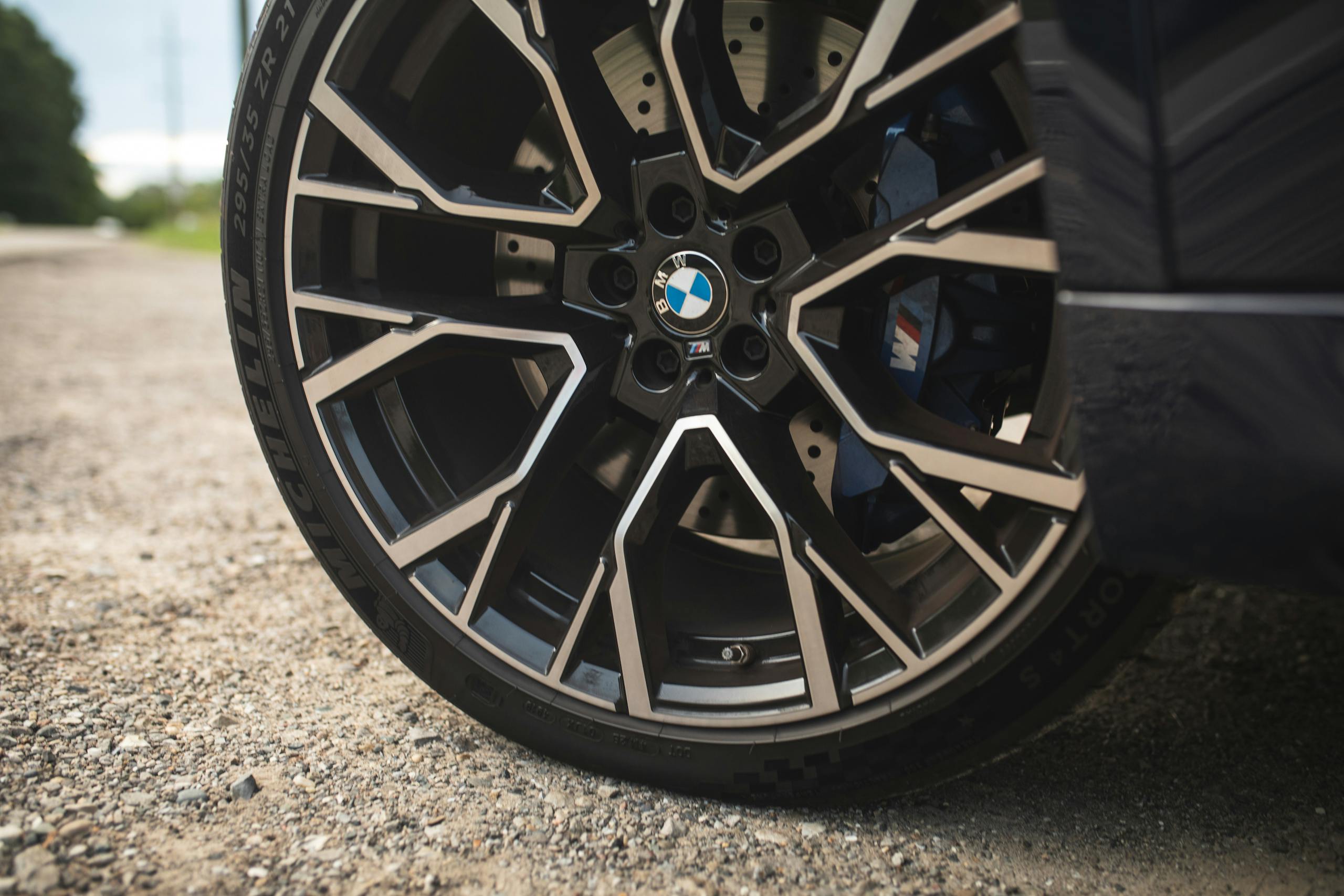 bmw x5m wheel and tire detail