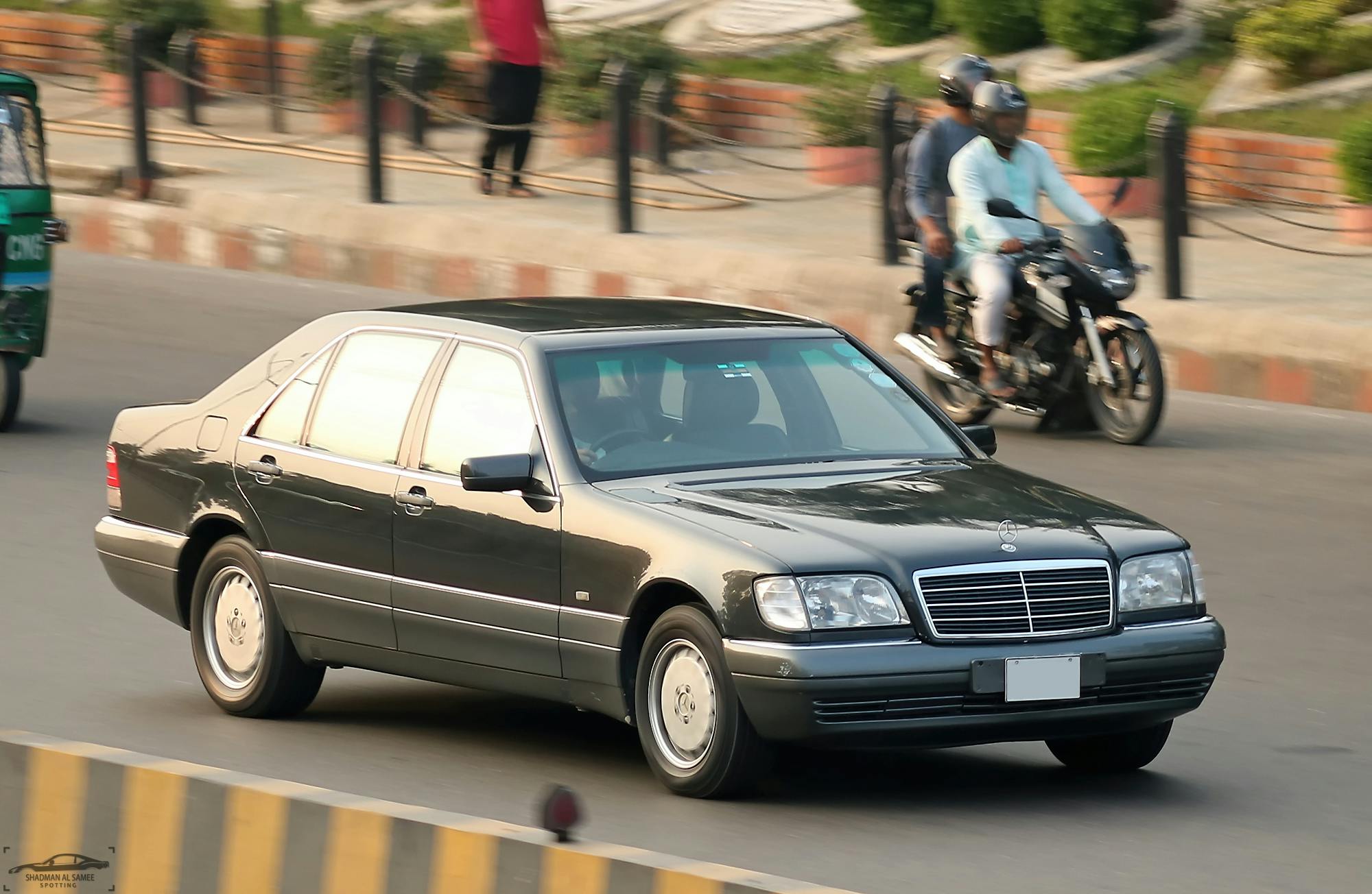 Mercedes-Benz_S-Class_(W140),_Bangladesh._(25442602938)