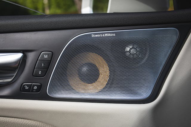 Volvo V60 Cross Country T5 AWD interior vent speaker audio