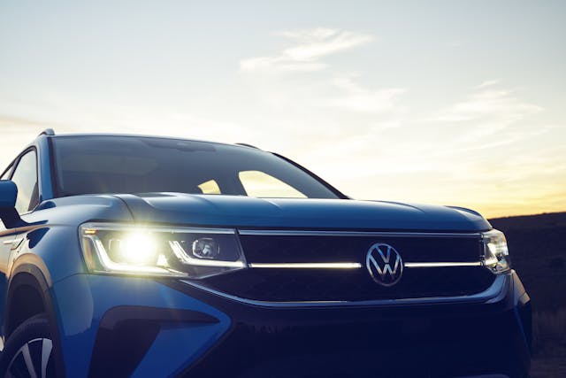 2022 Volkswagen Taos head lamps and light bar signature