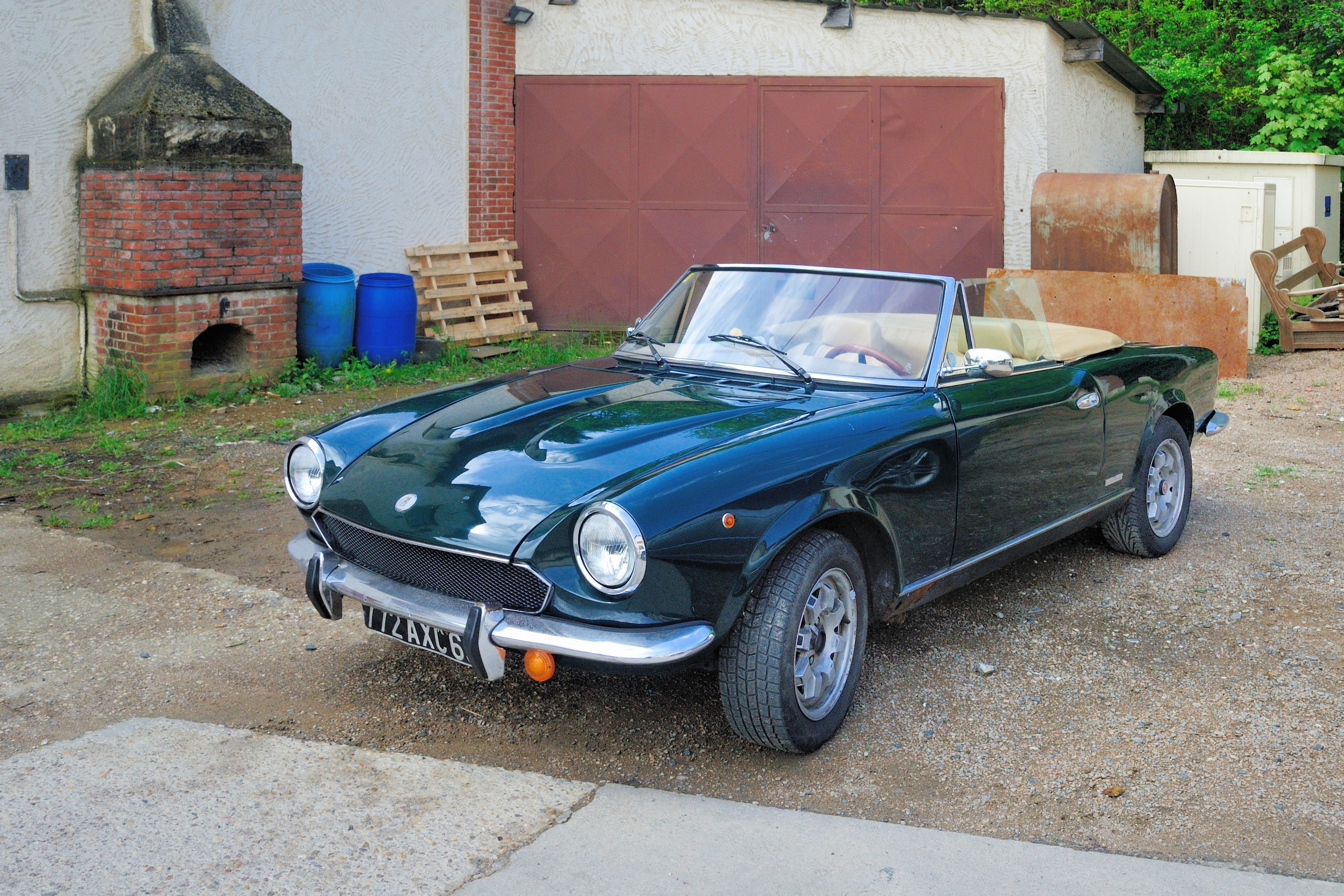 Fiat 124 Sport Spider Pininfarina front three-quarter