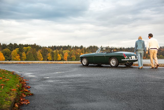 couple fall drive mgb