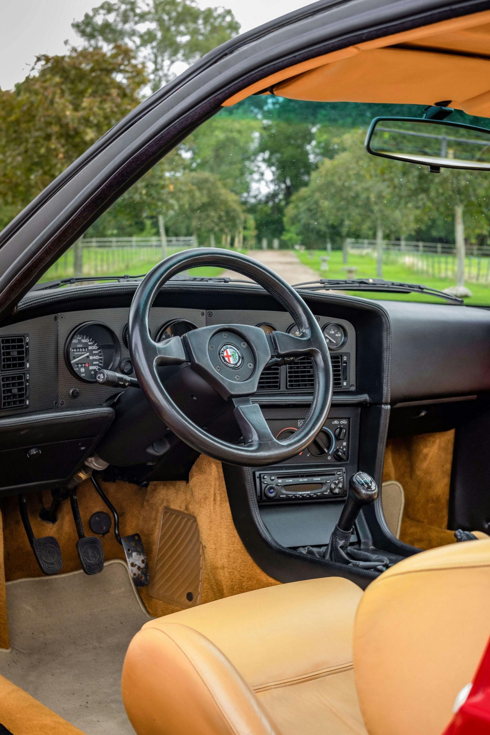 Alfa Romeo SZ interior vertical