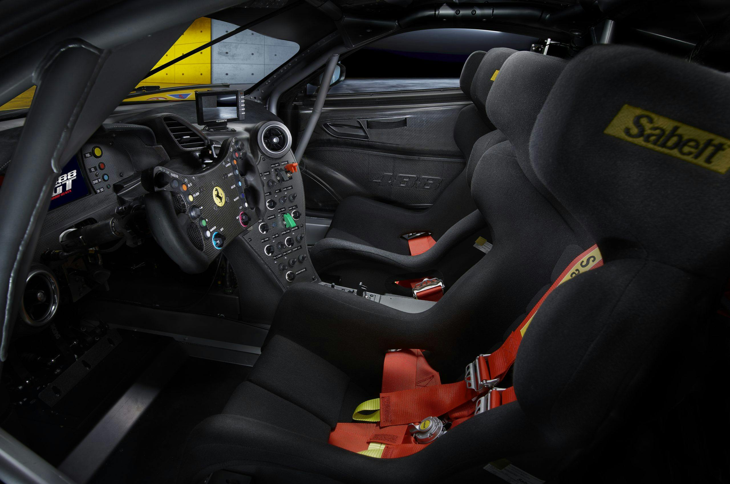 2020_11_Ferrari_488GT_interno_1