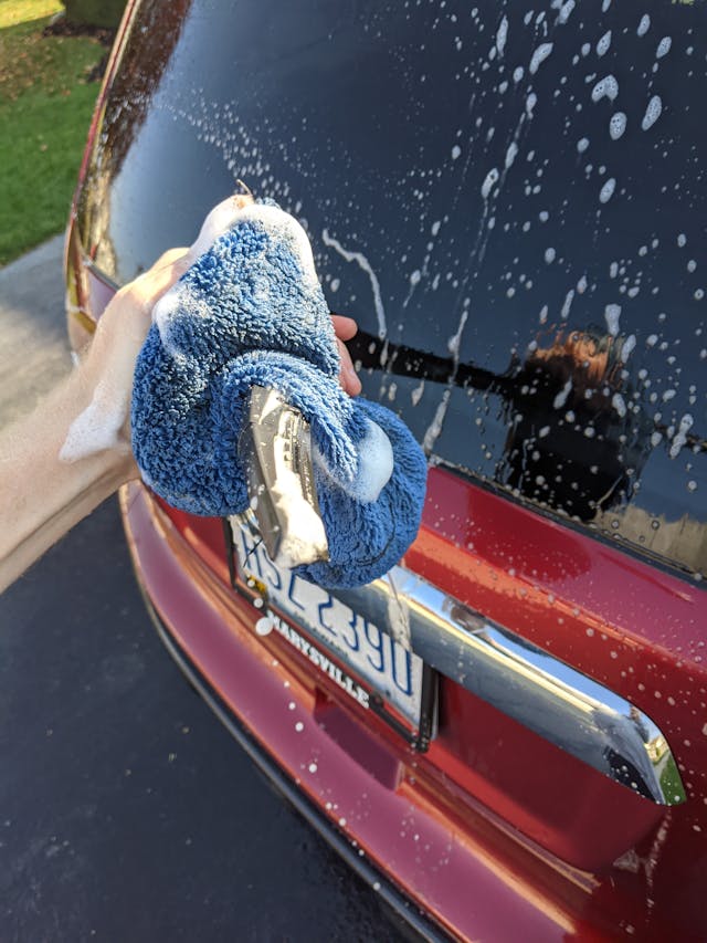 Cleaning car exterior windows