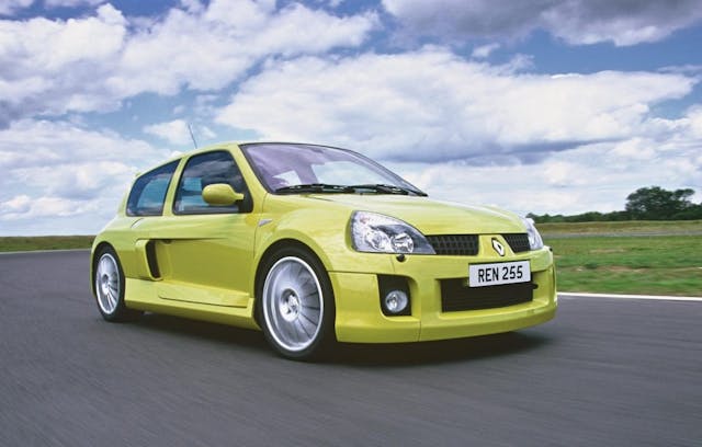 Clio Renault sport V6 front three-quarter dynamic action