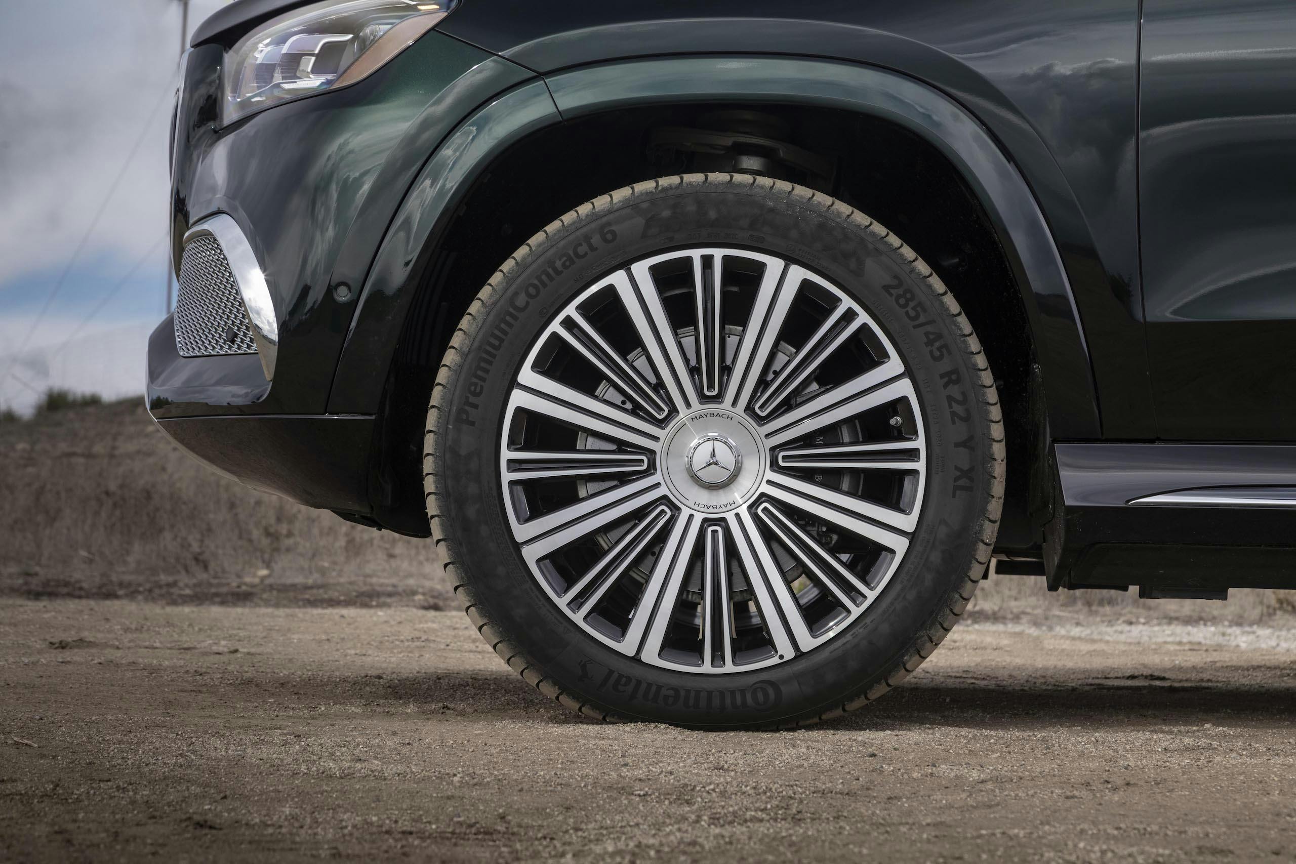 Mercedes-Maybach GLS 600 front wheel and tire