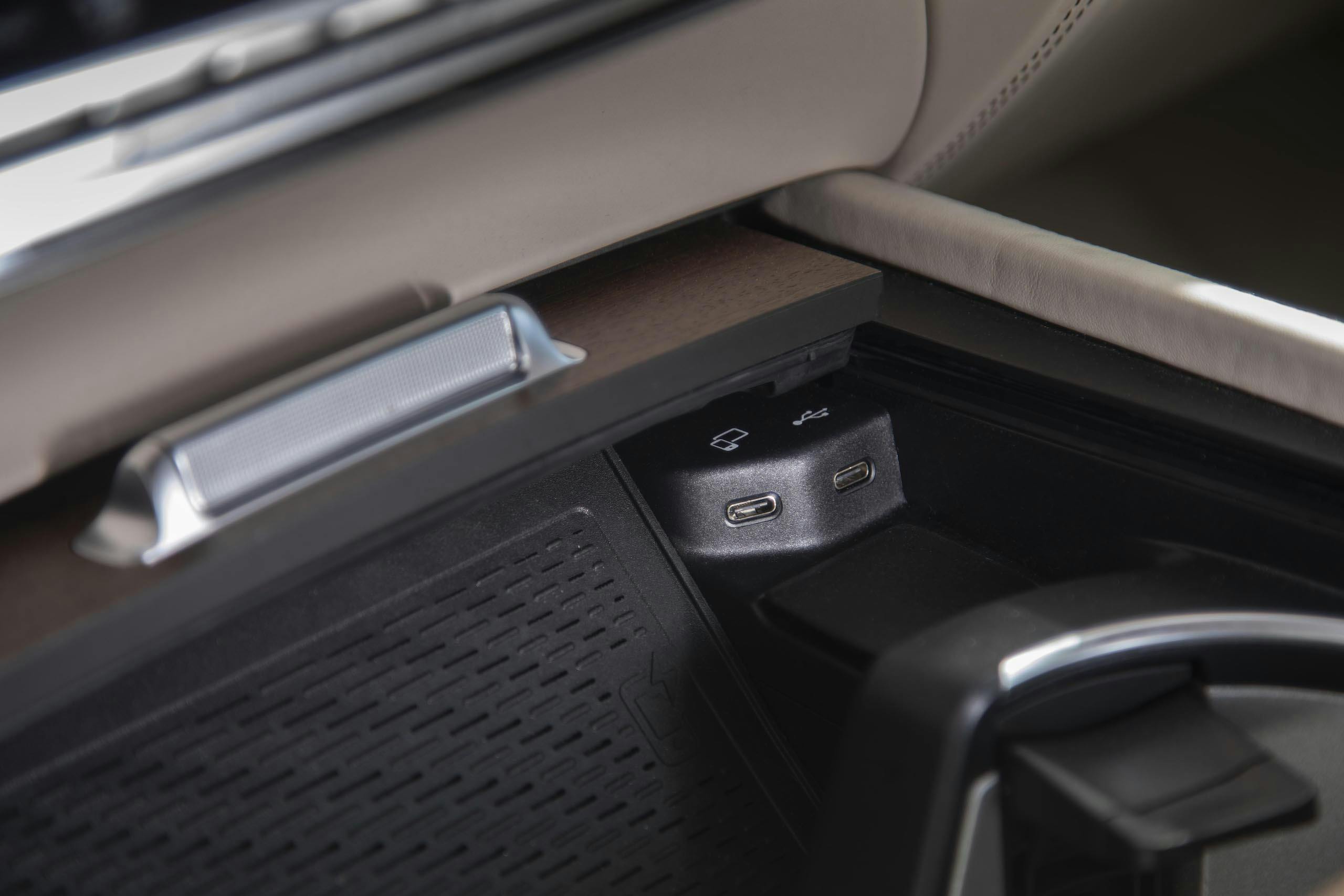 Mercedes-Maybach GLS 600 interior device power detail