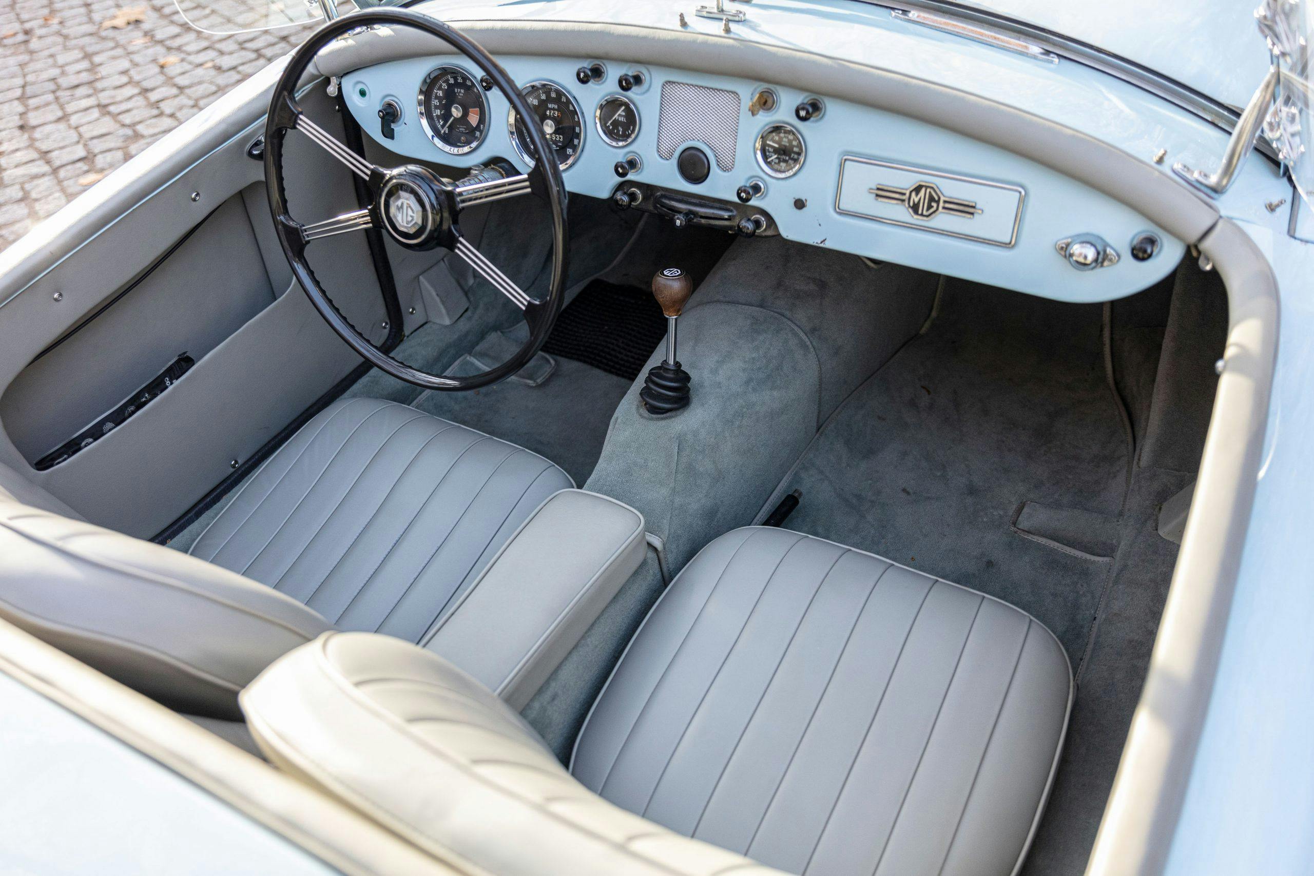 MG MGA 1500 Roadster interior