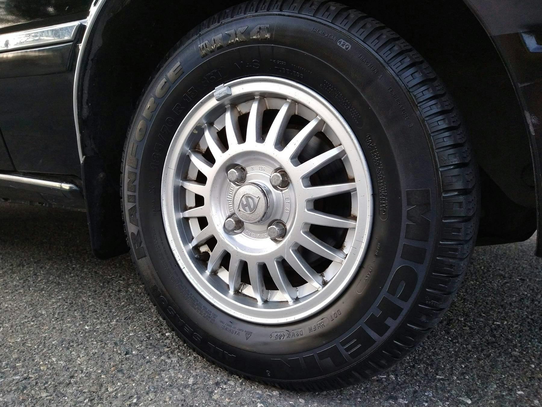 1986 Hyundai Stellar Executive wheel and tire