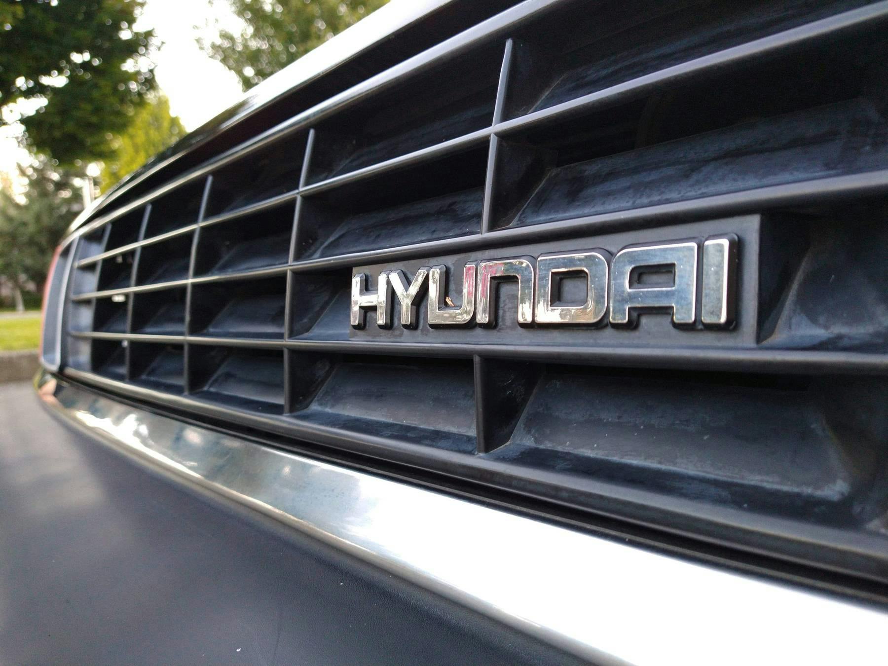 1986 Hyundai Stellar Executive front grille emblem