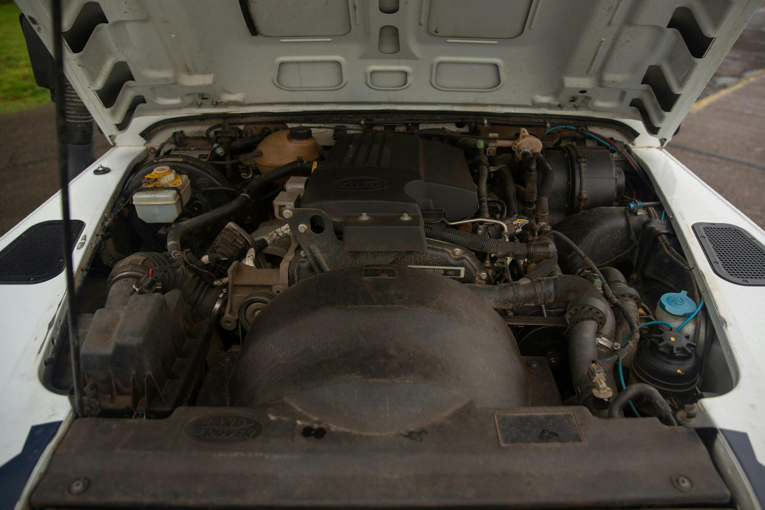 Land Rover Defender 90 Hardtop engine