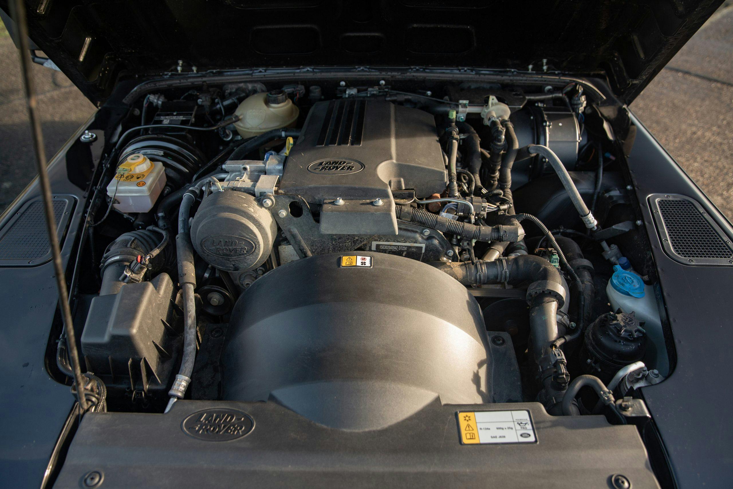 Land Rover Defender 90 Hardtop XS engine