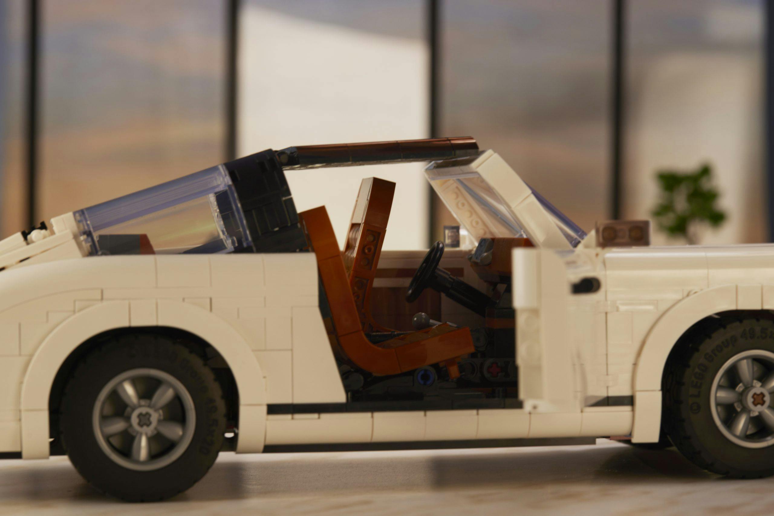 Lego Porsche 911 two-in-one set Targa tilting seat detail