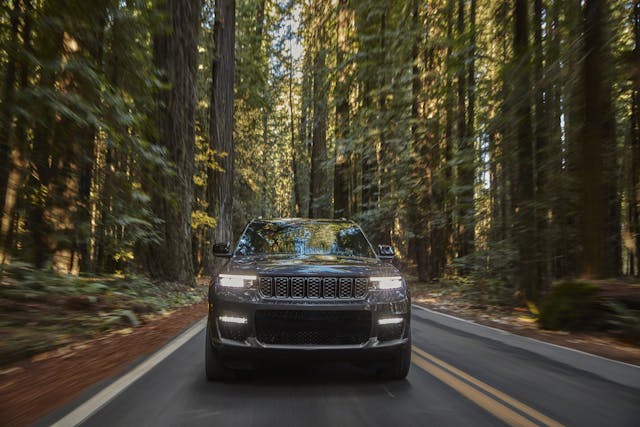 Jeep Grand Cherokee L Summit Reserve front dynamic action