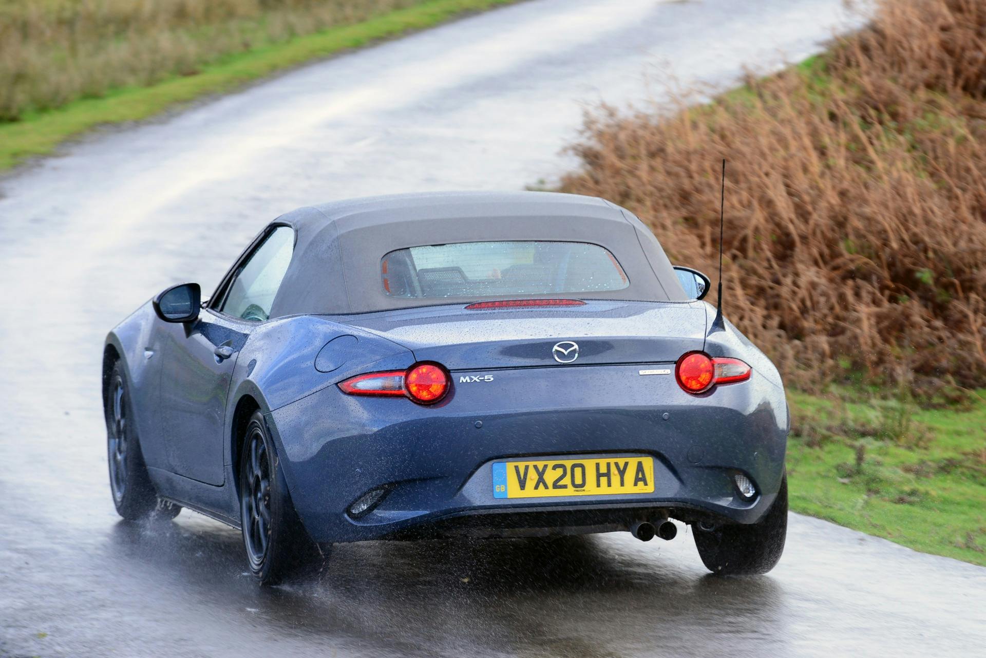 Mazda MX-5 R-Sport rear action top up
