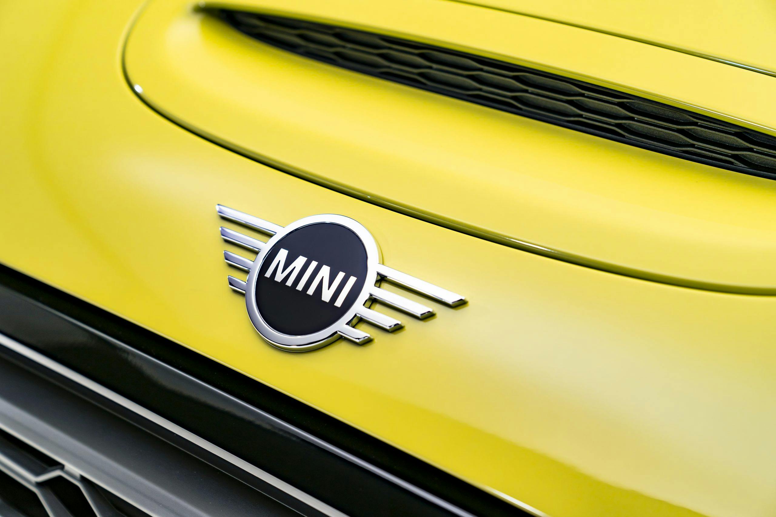 Mini Cooper chrome 2022 logo front