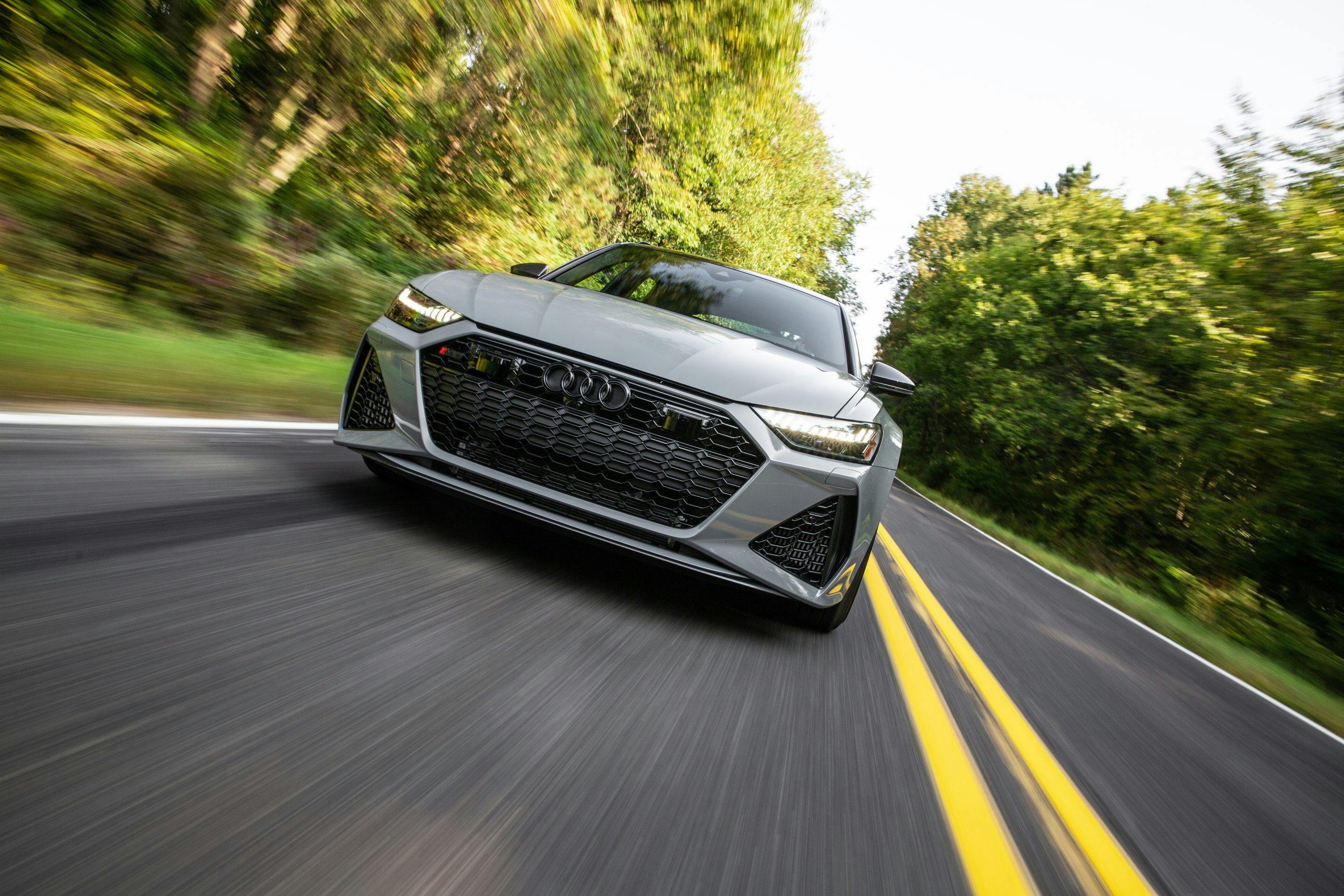 RS 6 Avant Nardo Gray front driving action