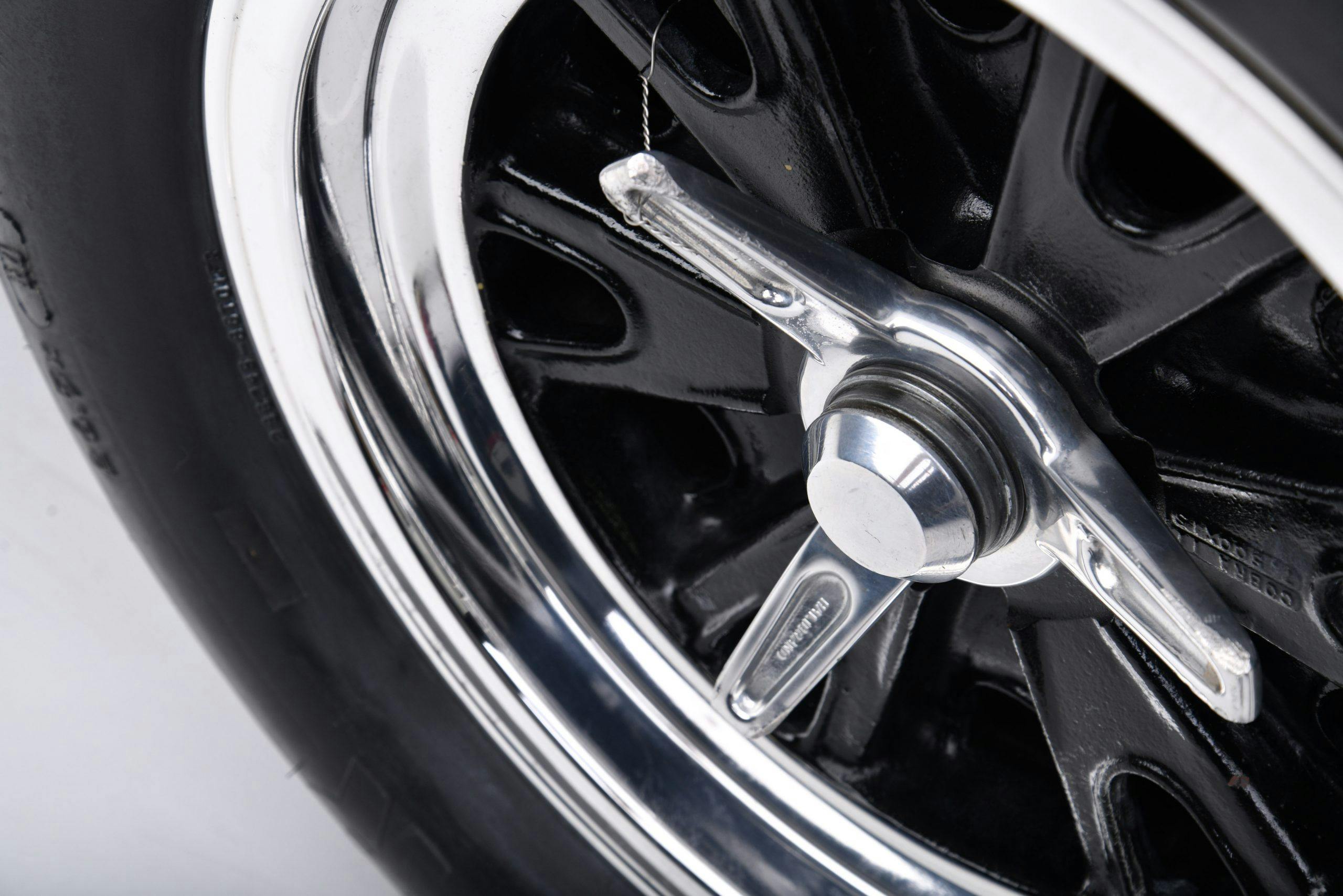 CSX 3015 Shelby Cobra wheel hub detail