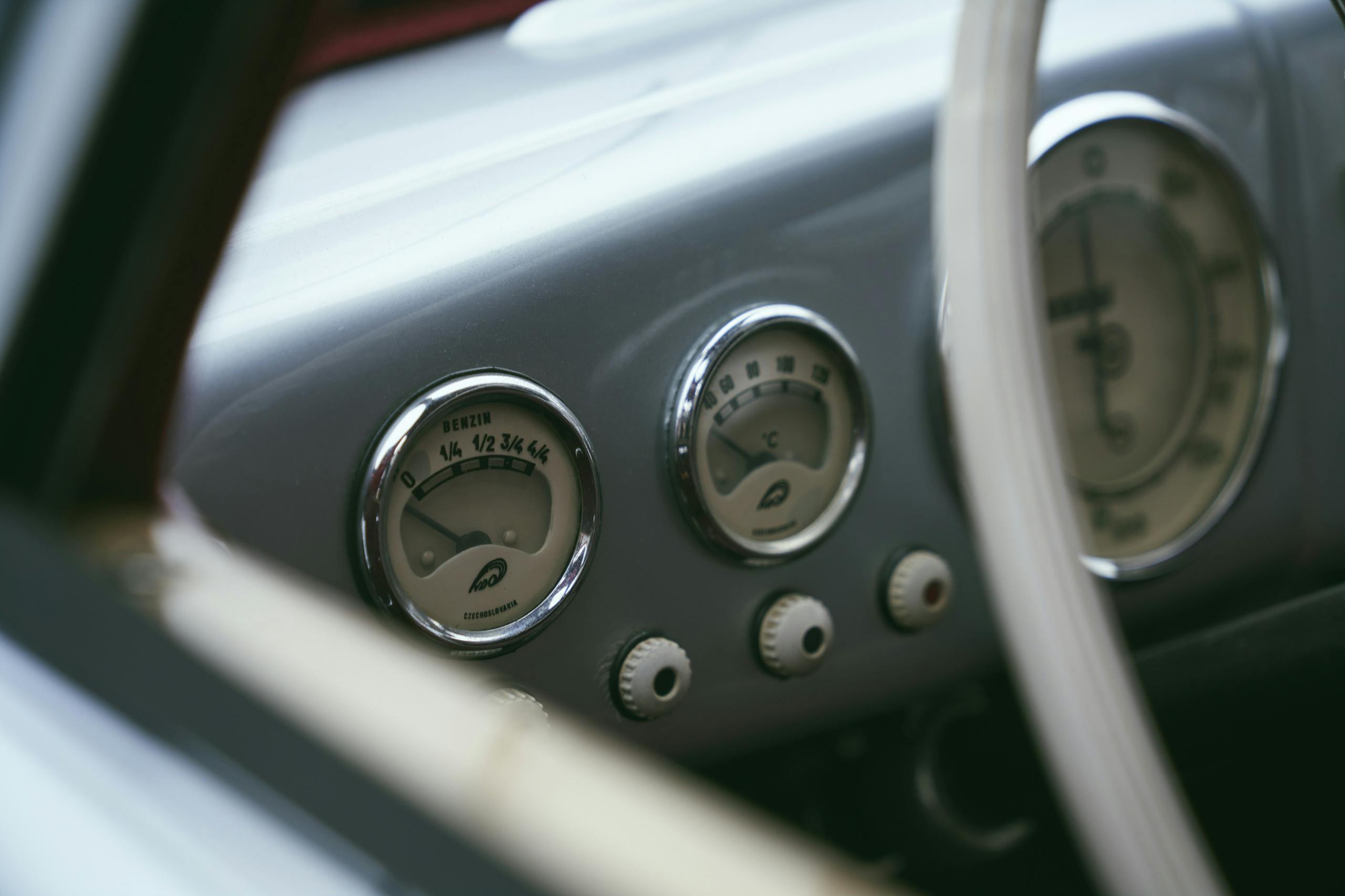 1947 Tatra T87 gauges detail