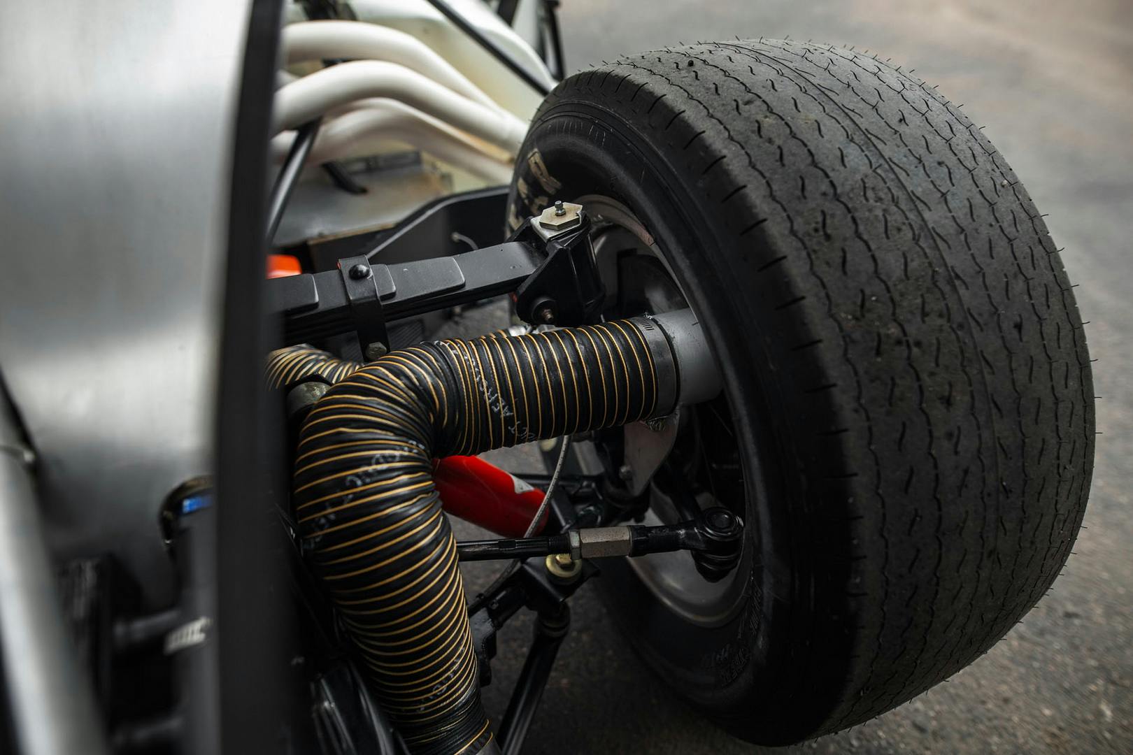 Shelby Cobra Daytona Coupe wheel and suspension