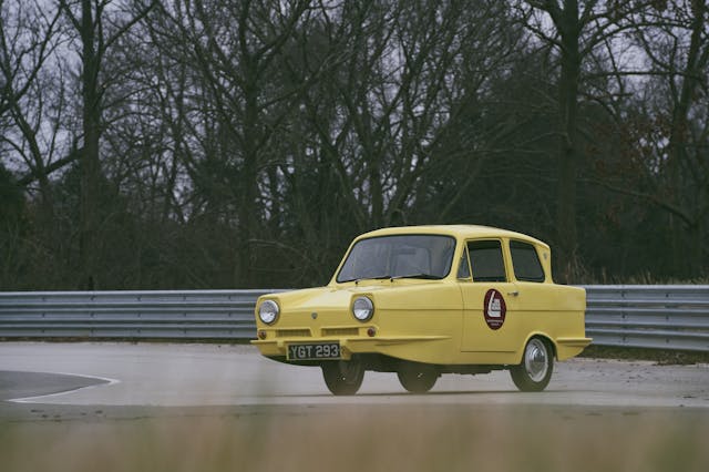 1971 Reliant Regal 330 front three-quarter