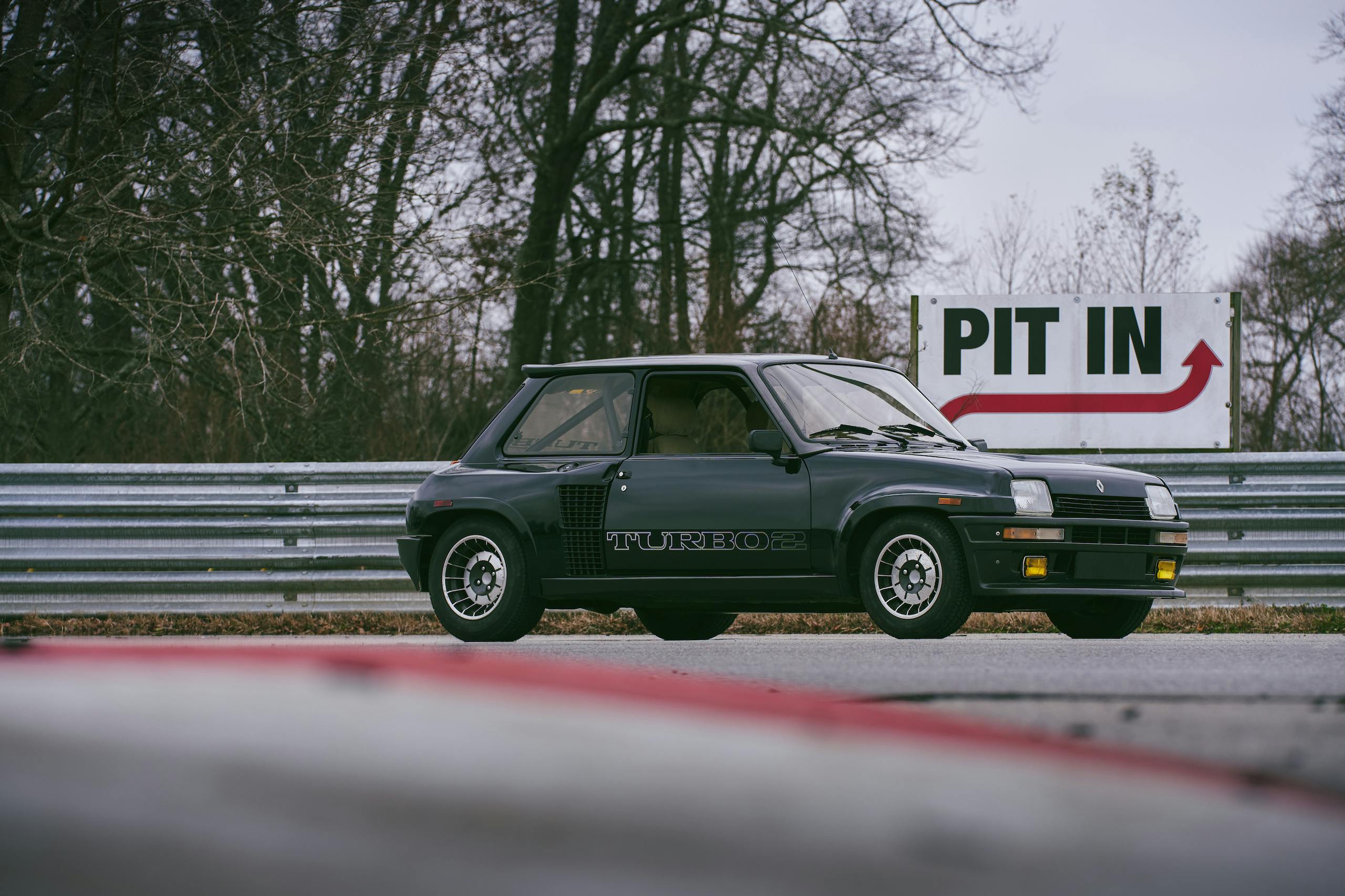 1985 Renault R5 Turbo 2 front three-quarter