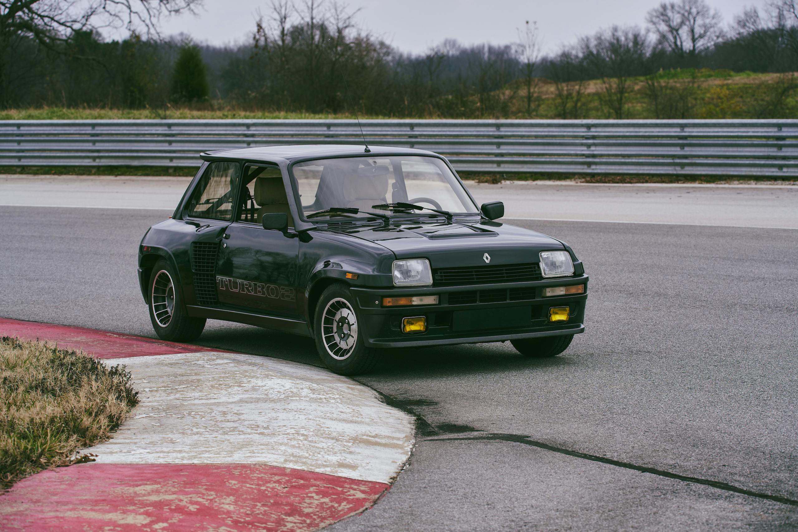 1985 Renault R5 Turbo 2 front three-quarter